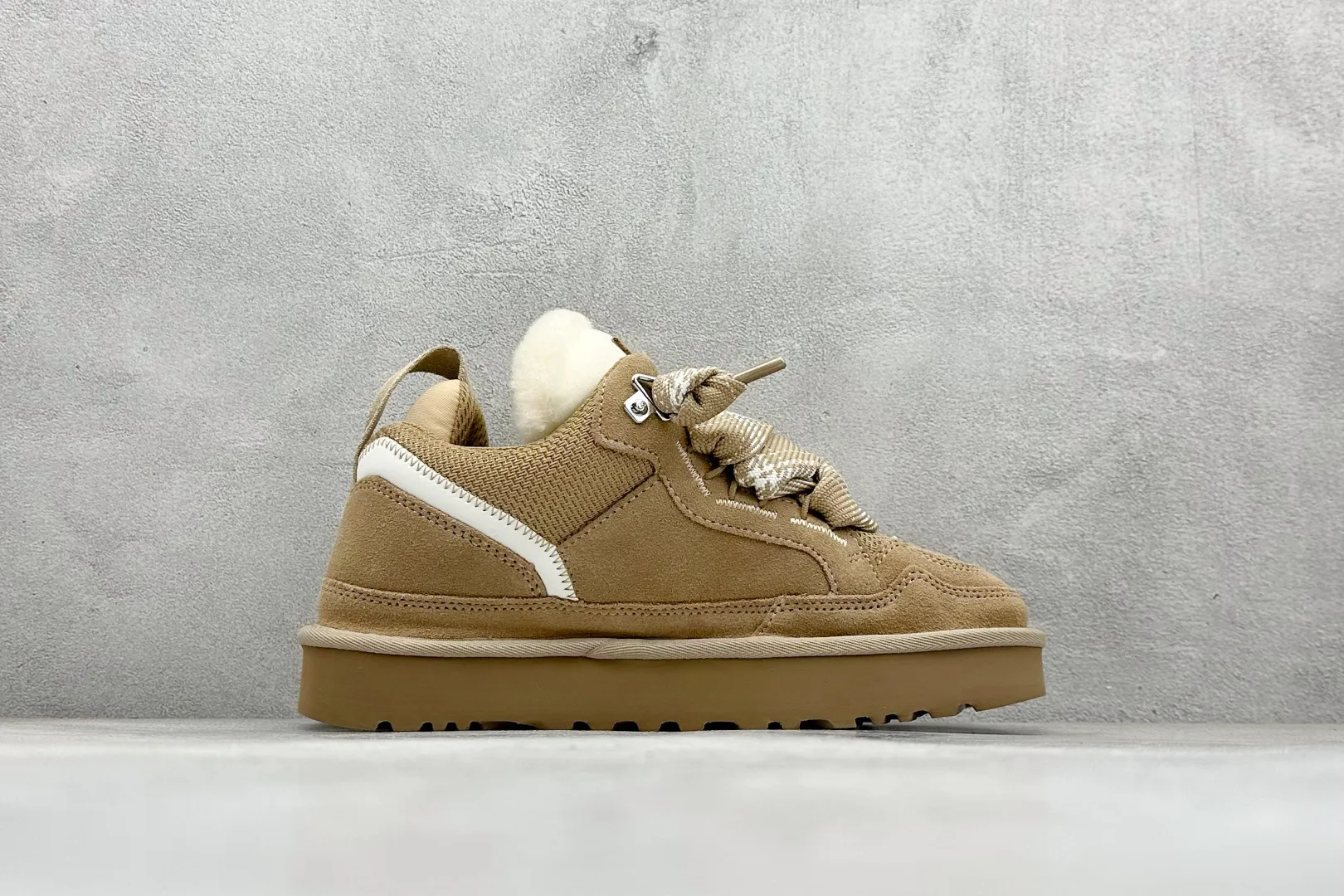 🐲💰 560 Support store UGG sheepskin all-in-one snow boots Mel style upper design, recycled ballistic canvas mesh, high-quality suede upper, two-color flat shoelaces. The inner material of the shoe is made of Longfeng sheep fur. Furry lining keeps warm and locks in heat. The sole material is a comfortable Treadlite by UGG EVA light wing outsole. Item number: 1144032 Size: 35-45